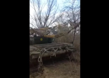 Два російські безпілотники доровільно здалися танку ЗСУ (ВІДЕО)