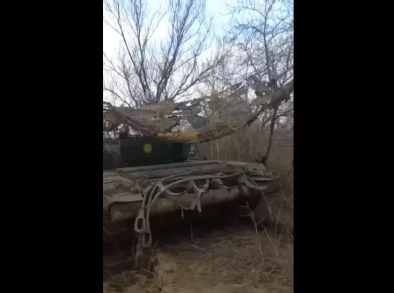 Два російські безпілотники доровільно здалися танку ЗСУ (ВІДЕО)