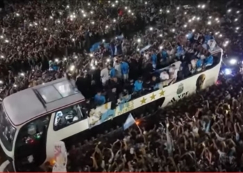 Збірну Аргентини у Буенос-Айресі вийшло привітати 4 млн. людей – футболістів евакуювали гелікоптерами (ВІДЕО)