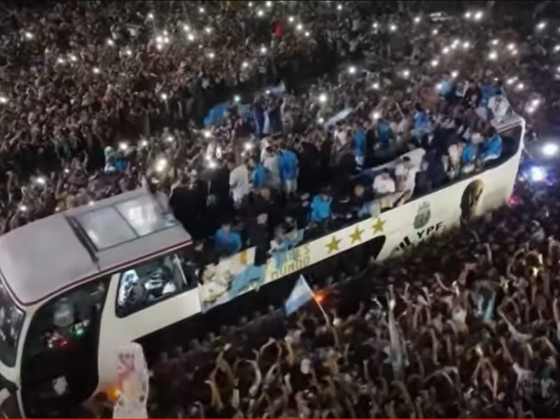Збірну Аргентини у Буенос-Айресі вийшло привітати 4 млн. людей – футболістів евакуювали гелікоптерами (ВІДЕО)