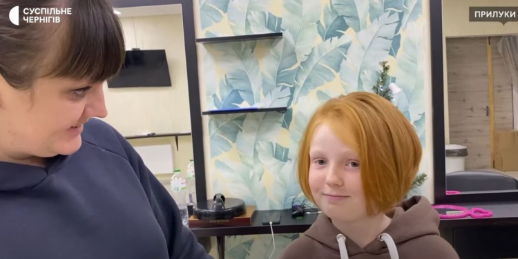 Стриглася вперше в житті. 9-річна Оксана відрізала косу, щоб купити тактичну каску для ЗСУ (ФОТО, ВІДЕО)