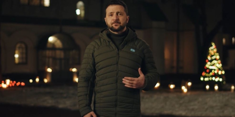 “Ми не будемо чекати дива, адже творимо його самі”, – Зеленський привітав з Різдвом християн західного обряду (ВІДЕО)