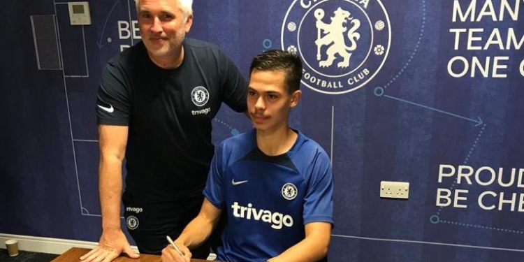 Український підліток підписав 2-річний контракт з «Челсі» – за це місце з ним змагався син Андрій Шевченко (ФОТО)