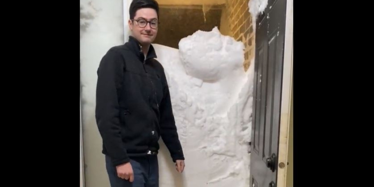 Сніговий шторм в Канаді: транспортний колапс, сніг до даху, люди без електрики (ВІДЕО)