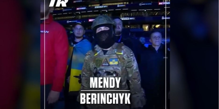 Берінчик вийшов на бій у формі спецпідрозділу “Кракен” та став чемпіоном Європи (ВІДЕО)