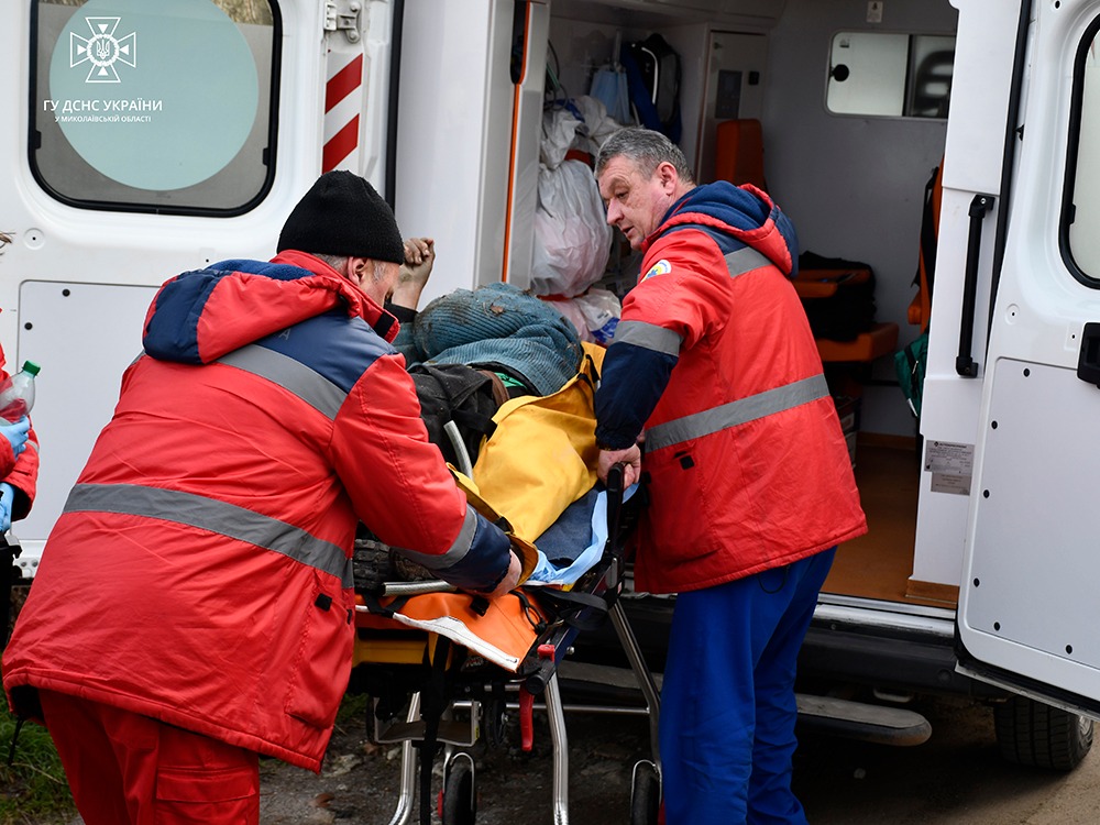 В Миколаєві чоловік впав між бетонними плитами та застряг – витягли рятувальники (ФОТО) 17