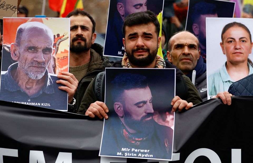 В Парижі продовжуються сутички з поліцією після вбивства 3 курдів (ФОТО) 5