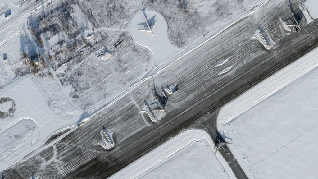 Опубліковані супутникові знімки авіабази в Енгельсі - літаків поменшало (ФОТО) 1