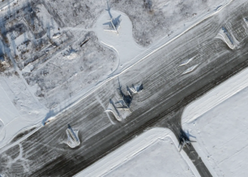 Опубліковані супутникові знімки авіабази в Енгельсі – літаків поменшало (ФОТО)