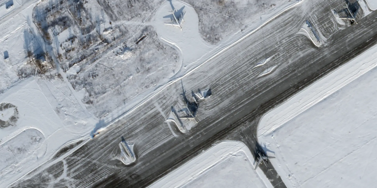 Опубліковані супутникові знімки авіабази в Енгельсі – літаків поменшало (ФОТО)