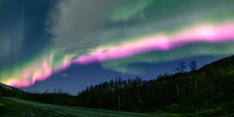У Норвегії вдруге зафіксували рідкісне полярне сяйво – рожеве (ФОТО)