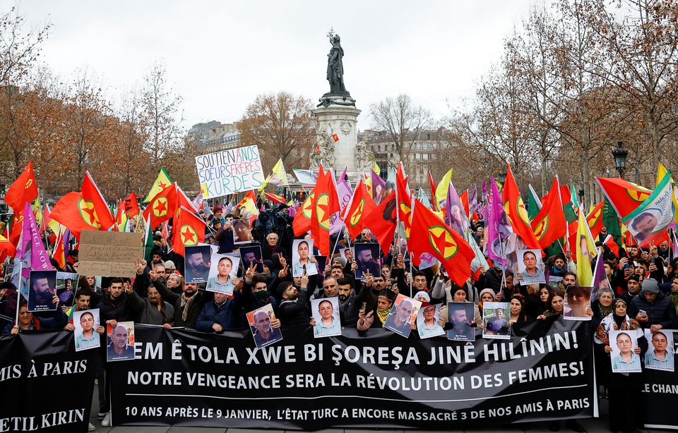 В Парижі продовжуються сутички з поліцією після вбивства 3 курдів (ФОТО) 9