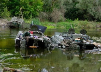 Рашисти майже рік воюють з Дніпром, лишаючи в ньому техніку і трупи. Як лікувати річку після війни (ФОТО)