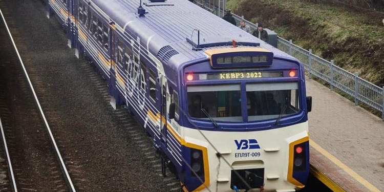 Укрзалізниця презентувала електричку, модернізовану на власних потужностях (ФОТО)