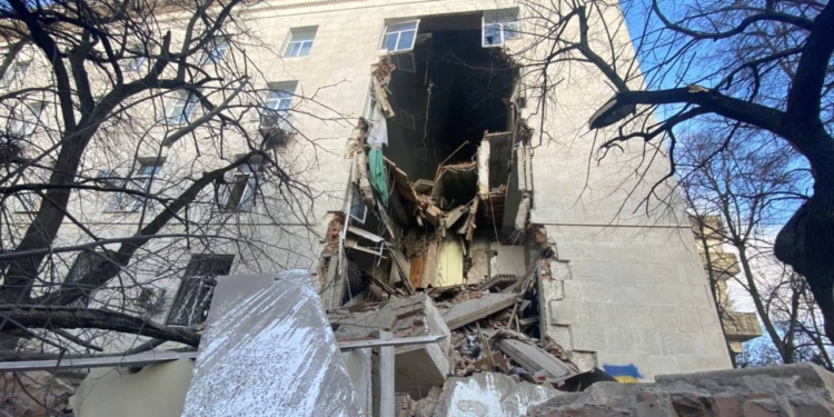 Рашисти знову вдарили по Херсонну – в будівлі ОДА величезна діра (ФОТО)