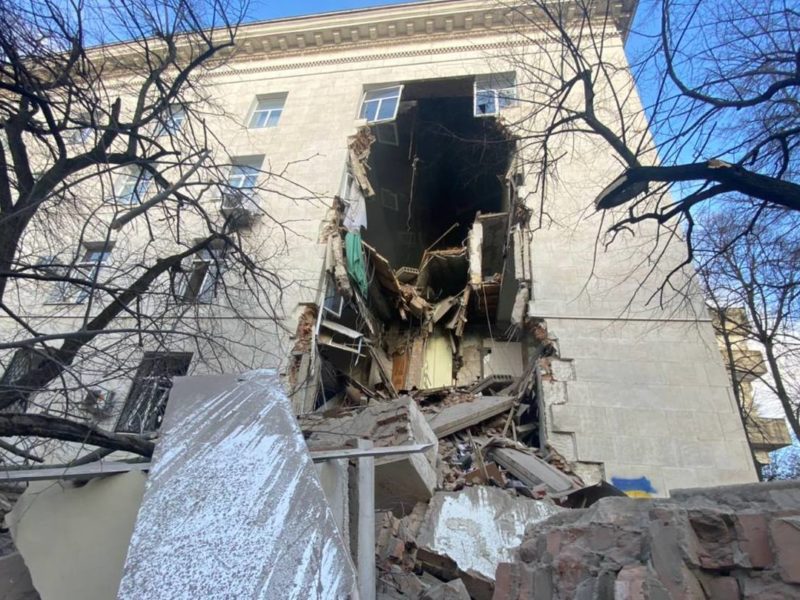 Рашисти знову вдарили по Херсонну – в будівлі ОДА величезна діра (ФОТО)