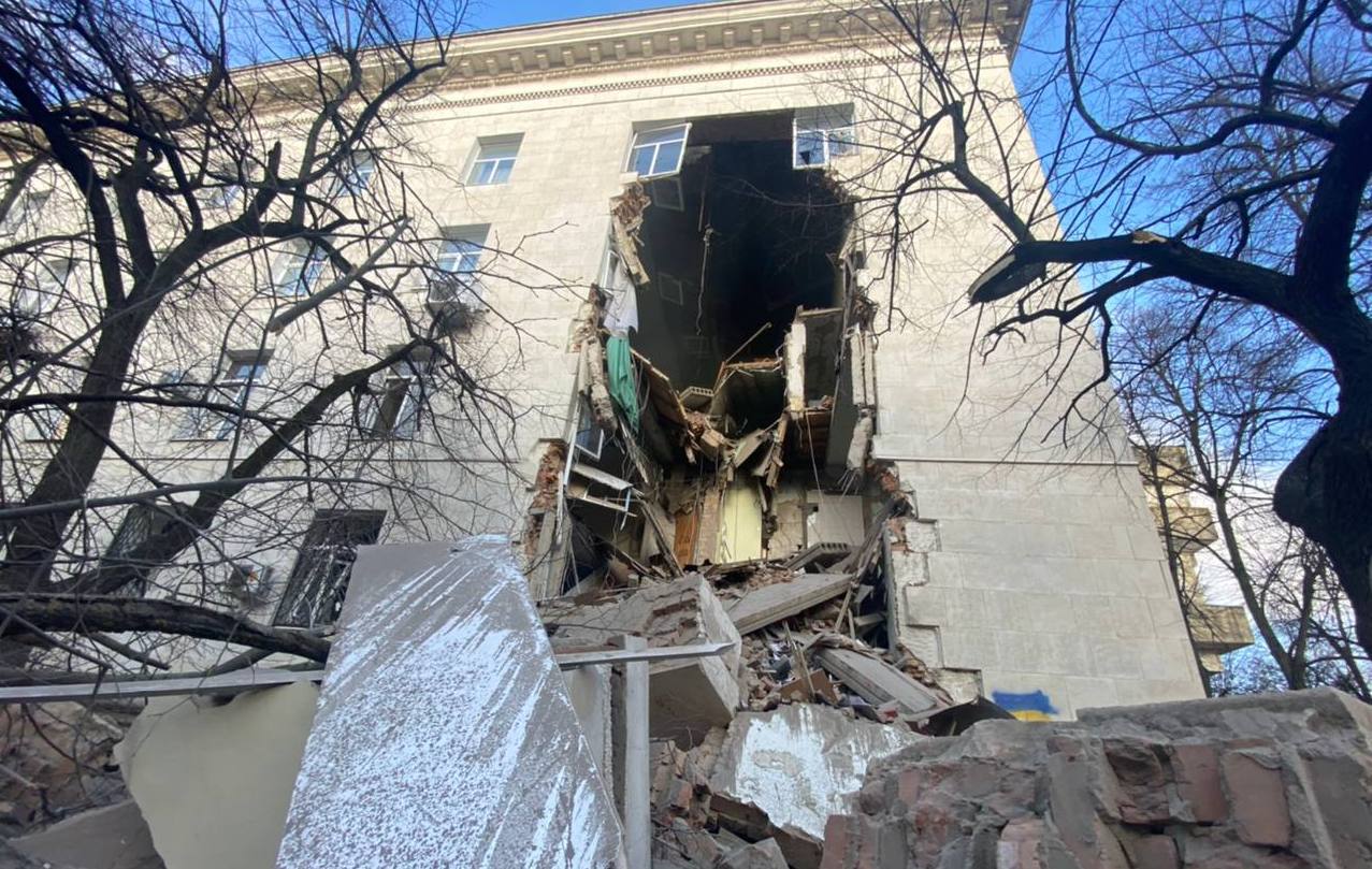 Рашисти знову вдарили по Херсонну – в будівлі ОДА величезна діра (ФОТО)