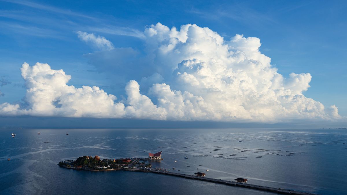 Як 100 слонів. Вчені з’ясували, скільки важать хмари, і чому вони не падають (ФОТО)