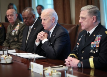 США модифікували HIMARS для України так, щоб вони не могли стріляти далекобійними ракетами по рф