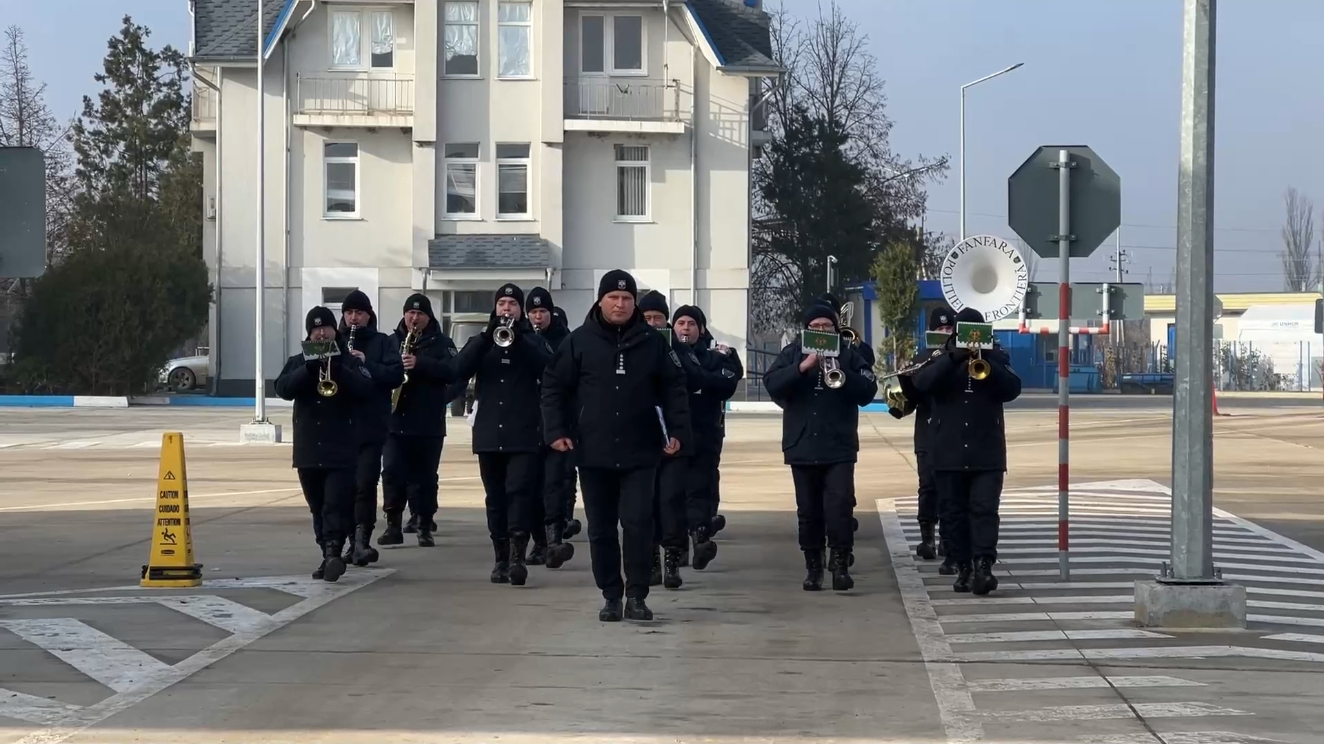 Під “Ой, у лузі червона калина”. Молдовські і українські прикордонники привітали одне одного з Різдвом і Новим роком (ВІДЕО)