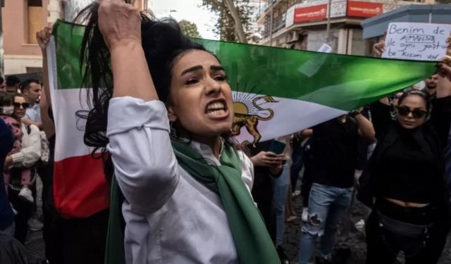 Іран розпускає поліцію моралі і обіцяє переглянути норму про хіджаб (ФОТО)