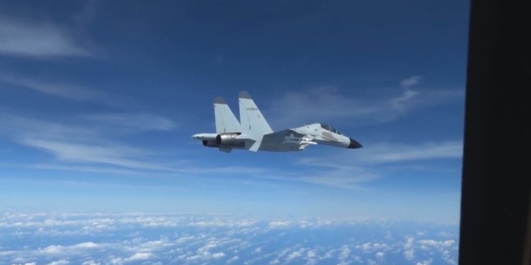 Китайський винищувач небезпечно наблизився до американського військового літака (ВІДЕО)