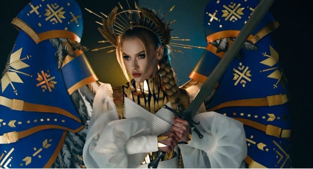 Українка вийшла на конкурс "Міс Всесвіт" в костюмі янгола з мечем (ФОТО, ВІДЕО) 7