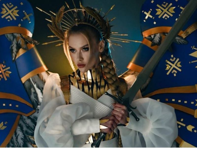 Українка Апанасенко продала крила від костюма Воїн Світла для “Міс Всесвіт”. На що підуть гроші (ФОТО)