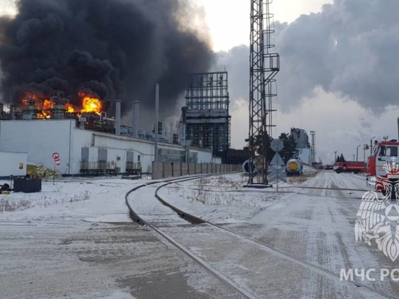 В рф стався вибух на Ангарському нафтохімзаводі. І пожежа (ФОТО, ВІДЕО)