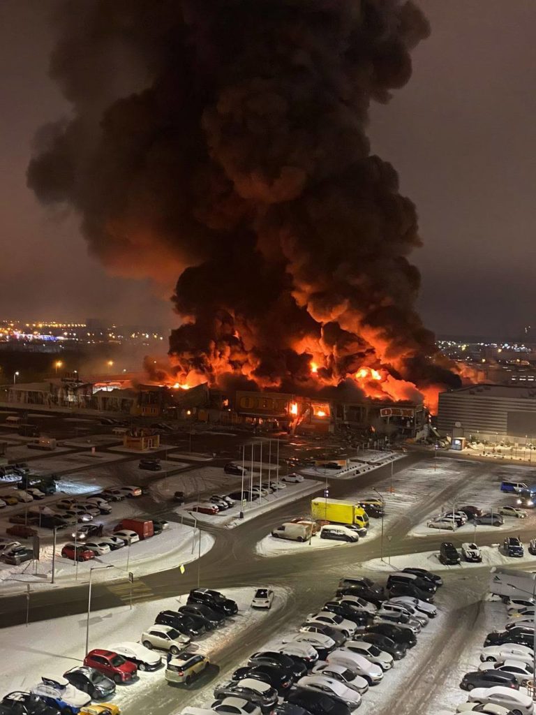 В Москві горить величезний торговий центр, всередині постійнй вибухи (ФОТО, ВІДЕО) 1