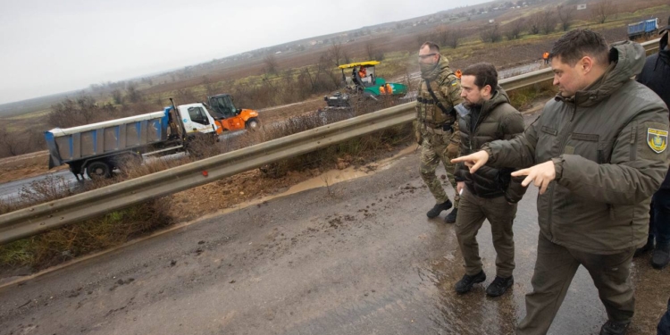 На трасі Миколаїв-Херсон ремонтують зруйнований міст (ФОТО)