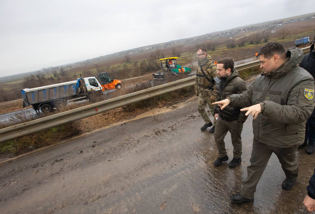 На трасі Миколаїв-Херсон ремонтують зруйнований міст (ФОТО)