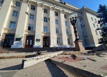Рашисти обстріляли будівлю ОДА в Херсоні (ФОТО, ВІДЕО)