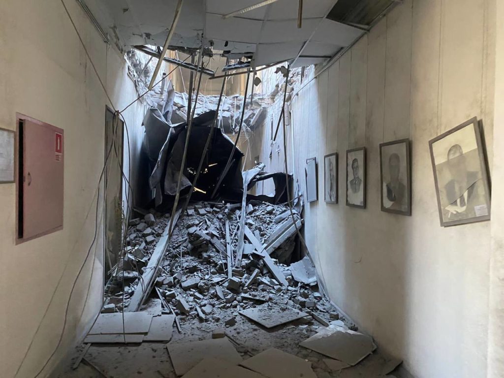 Рашисти обстріляли будівлю ОДА в Херсоні (ФОТО, ВІДЕО) 5