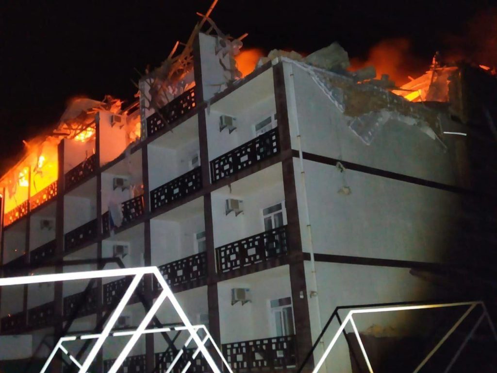 В Залізному Порту вибухнув готель з окупантами (ФОТО, ВІДЕО) 1
