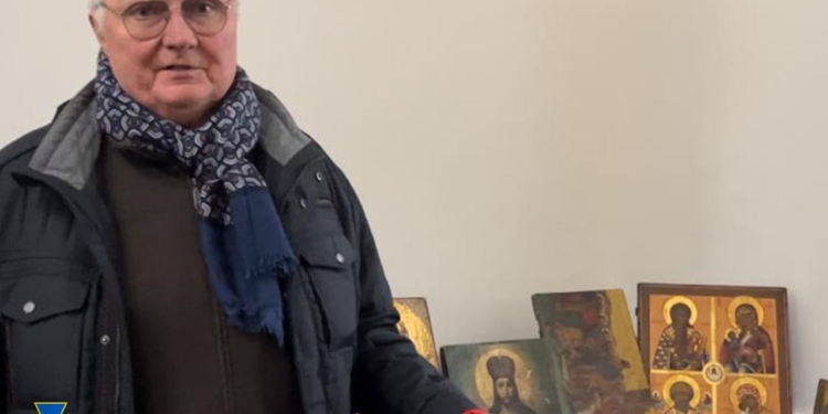 СБУ повернула литовському дипломату вкрадені у нього в Херсоні старовинні ікони (ФОТО)