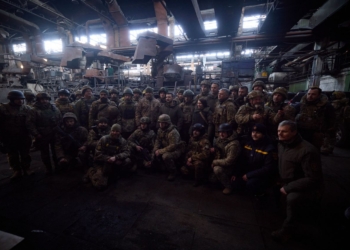 Фортеця Бахмут. Зеленський показав фото з бійцями (ФОТО)