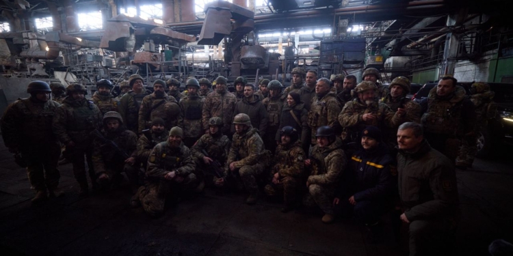 Фортеця Бахмут. Зеленський показав фото з бійцями (ФОТО)