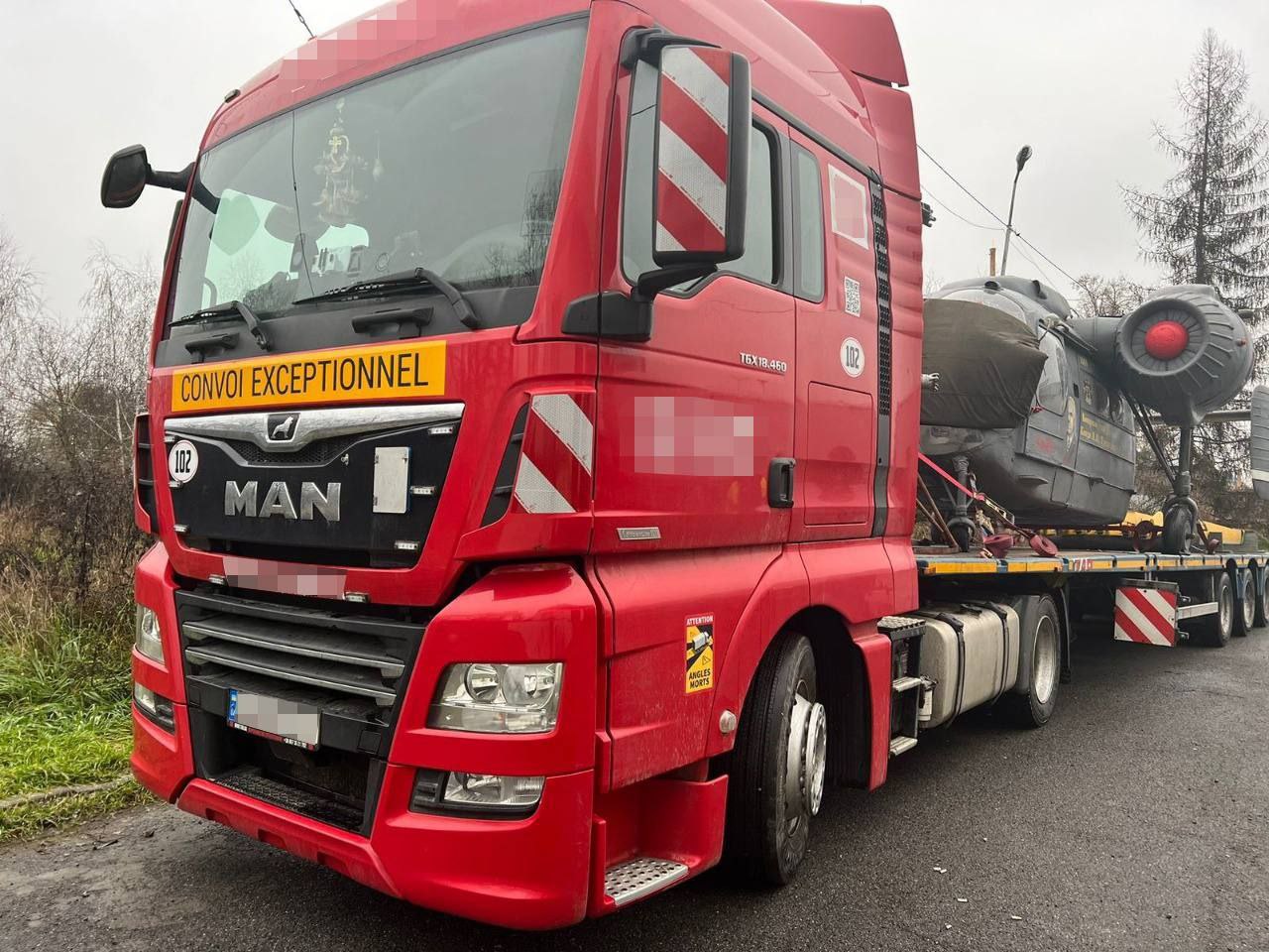 На Закарпатті зупинили вантажівку, на якій намагались вивезти в Угорщину гелікоптер (ФОТО)