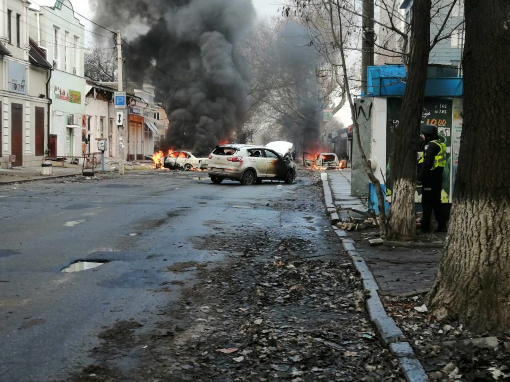 В Херсоні сьогодні внаслідок обстрілу згоріло 66 авто (ФОТО) 1
