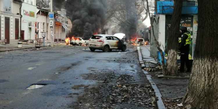 В Херсоні сьогодні внаслідок обстрілу згоріло 66 авто (ФОТО)