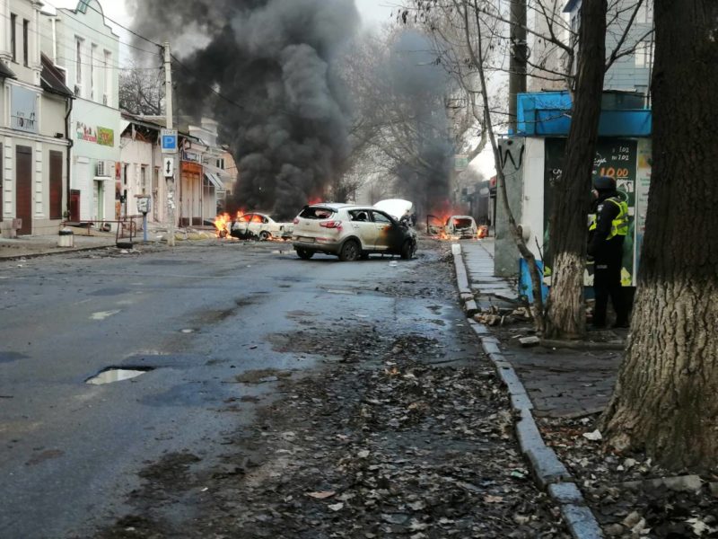 В Херсоні сьогодні внаслідок обстрілу згоріло 66 авто (ФОТО)
