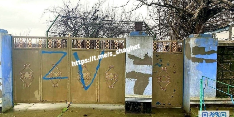 На Миколаївщині хлопець малював рашистку символіку на воротах сусідів, тепер “жартівнику” загрожує до п’яти років ув’язнення (ФОТО)