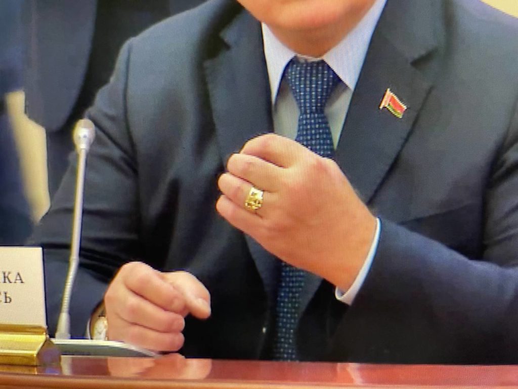 Уявив себе володарем перснів. Путін роздав президентам країн СНД 9 золотих каблучок (ФОТО) 1
