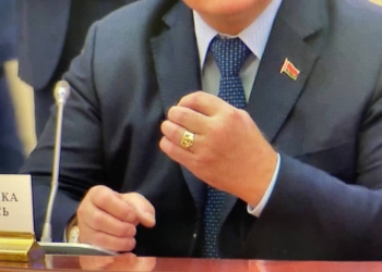 Уявив себе володарем перснів. Путін роздав президентам країн СНД 9 золотих каблучок (ФОТО)