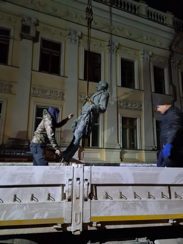 В Одесі демонтували пам'ятники Катерині ІІ і Суворову (ФОТО, ВІДЕО) 11