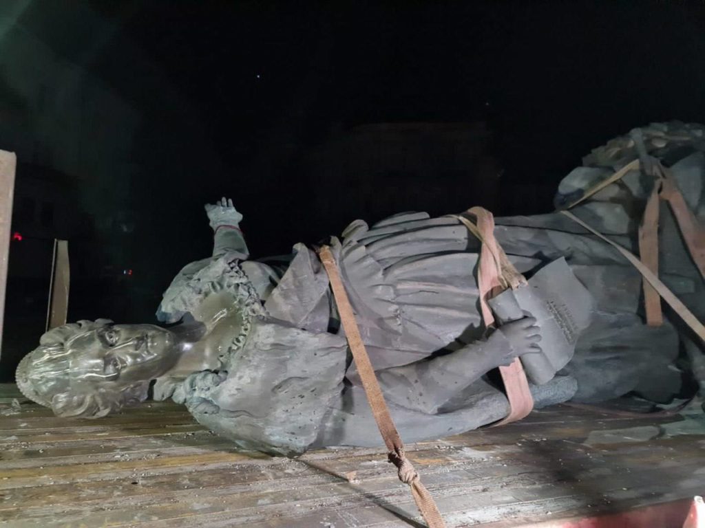 В Одесі демонтували пам'ятники Катерині ІІ і Суворову (ФОТО, ВІДЕО) 19