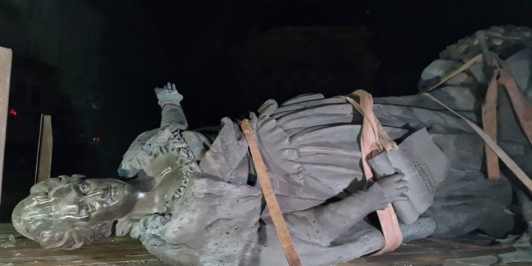 В Одесі демонтували пам’ятники Катерині ІІ і Суворову (ФОТО, ВІДЕО)