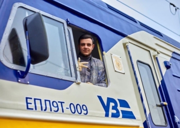 Укрзалізниця презентувала електричку, модернізовану на власних потужностях (ФОТО)
