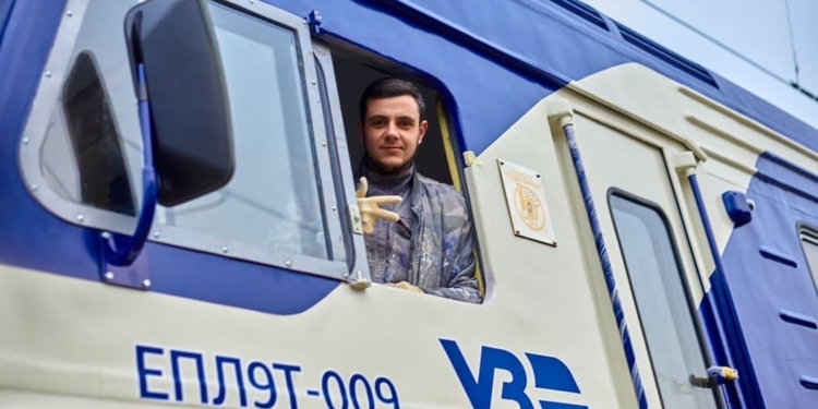 Укрзалізниця презентувала електричку, модернізовану на власних потужностях (ФОТО)